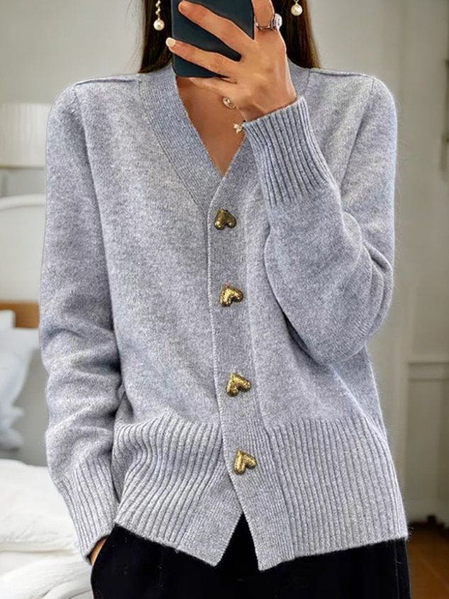 Isabella | Weicher und romantischer Strickcardigan mit Herzknöpfen